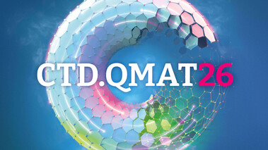 Rundes, farbenfrohes Logo mit Wabenstruktur auf blauem Hintergrund und Text CTD.QMAT26.